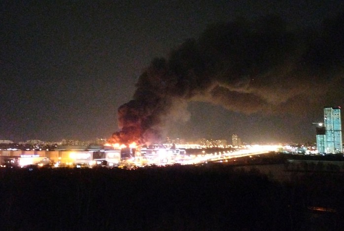 Khói bốc lên từ hiện trường vụ xả súng gần thủ đô Moscow. Ảnh: Reuters Khói bốc lên từ hiện trường vụ xả súng gần thủ đô Moscow. Ảnh: Reuters