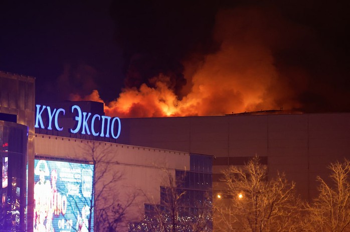 Đám cháy tại địa điểm hòa nhạc gần thủ đô Moscow. Ảnh: Reuters Đám cháy tại địa điểm hòa nhạc gần thủ đô Moscow. Ảnh: Reuters