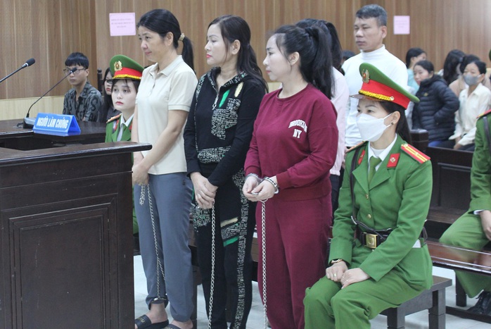 Bố mẹ cùng con gái đi tù vì buôn bán Bố mẹ cùng con gái đi tù vì buôn bán