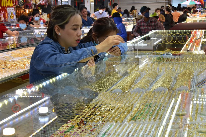 Cuối ngày, giá vàng SJC chưa dừng đà giảm sốc- Ảnh 1. Cuối ngày, giá vàng SJC chưa dừng đà giảm sốc- Ảnh 1.