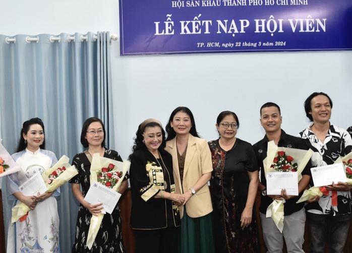 NSND Kim Cương xúc động trong lễ kết nạp hội viên mới- Ảnh 1. NSND Kim Cương xúc động trong lễ kết nạp hội viên mới- Ảnh 1.