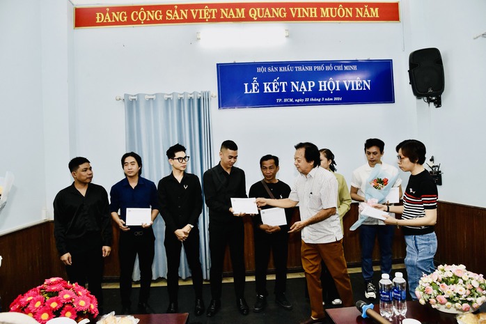 NSND Kim Cương xúc động trong lễ kết nạp hội viên mới- Ảnh 3. NSND Kim Cương xúc động trong lễ kết nạp hội viên mới- Ảnh 3.