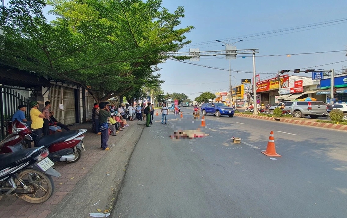 Người phụ nữ bán vé số chết thương tâm dưới bánh xe tải- Ảnh 1. Người phụ nữ bán vé số chết thương tâm dưới bánh xe tải- Ảnh 1.