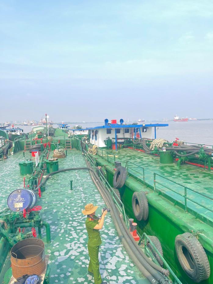 Công an TP HCM bắt 2 cán bộ hải quan Cửa khẩu Cảng Phú Mỹ- Ảnh 2. Công an TP HCM bắt 2 cán bộ hải quan Cửa khẩu Cảng Phú Mỹ- Ảnh 2.