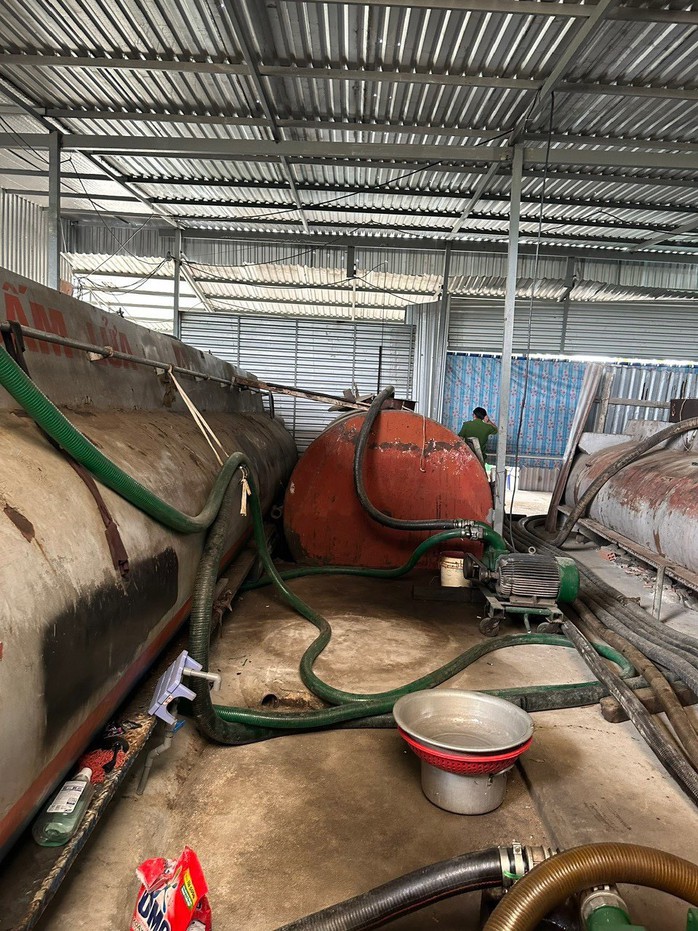 Công an TP HCM bắt 2 cán bộ hải quan Cửa khẩu Cảng Phú Mỹ- Ảnh 3. Công an TP HCM bắt 2 cán bộ hải quan Cửa khẩu Cảng Phú Mỹ- Ảnh 3.
