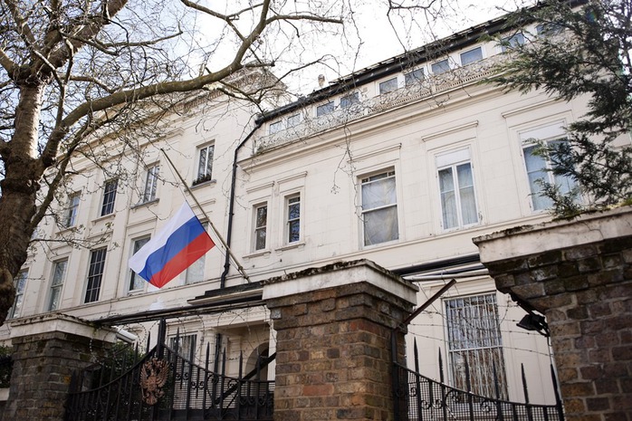 Cờ rủ được treo tại Đại sứ quán Nga tại thủ đô London – Anh hôm 23-3. Ảnh: Sky News Cờ rủ được treo tại Đại sứ quán Nga tại thủ đô London – Anh hôm 23-3. Ảnh: Sky News