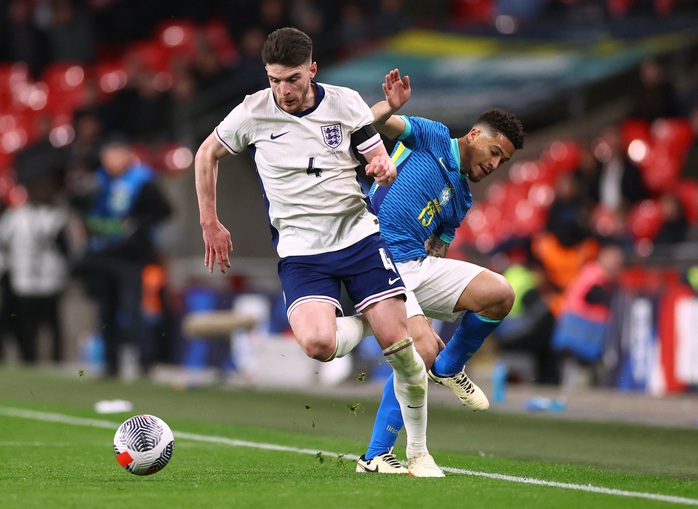 Sao 17 tuổi tỏa sáng, Brazil thắng sốc tuyển Anh tại Wembley- Ảnh 2. Sao 17 tuổi tỏa sáng, Brazil thắng sốc tuyển Anh tại Wembley- Ảnh 2.