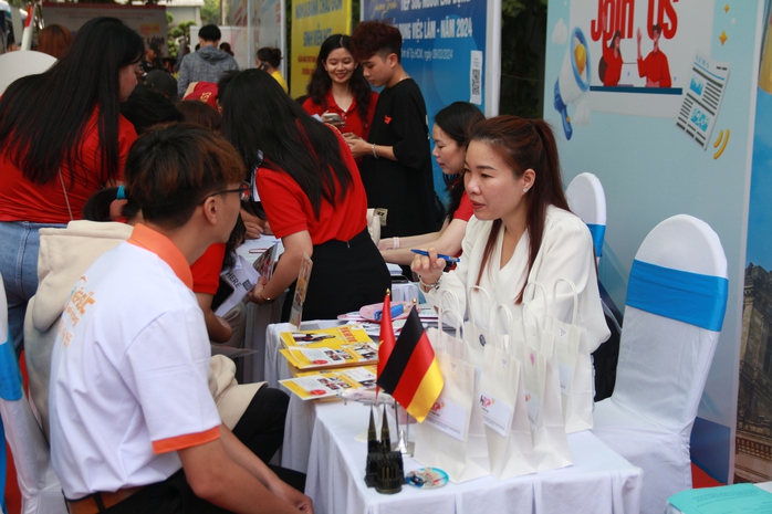 Cộng đồng mạng dậy sóng khi sinh viên đòi lương 10 triệu đồng, nhà tuyển dụng nói Cộng đồng mạng dậy sóng khi sinh viên đòi lương 10 triệu đồng, nhà tuyển dụng nói