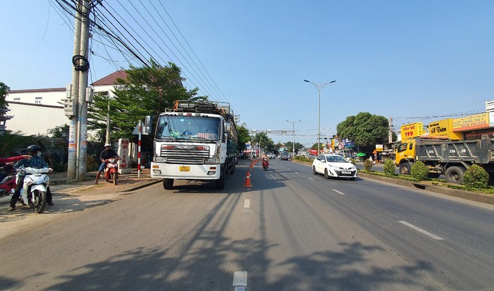 Người phụ nữ bán vé số chết thương tâm dưới bánh xe tải- Ảnh 2. Người phụ nữ bán vé số chết thương tâm dưới bánh xe tải- Ảnh 2.