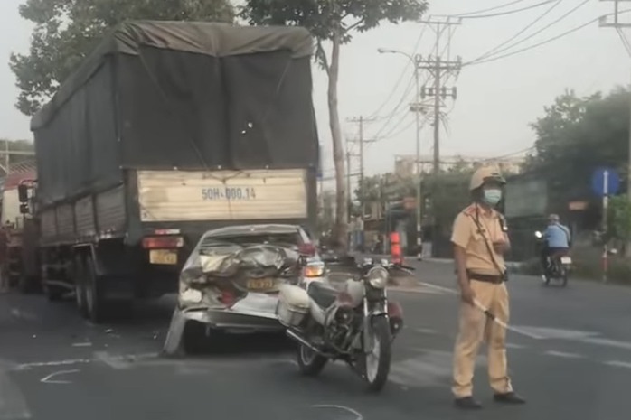 Tai nạn liên hoàn trên Quốc lộ 22, ô tô 4 chỗ bị mắc kẹt- Ảnh 1. Tai nạn liên hoàn trên Quốc lộ 22, ô tô 4 chỗ bị mắc kẹt- Ảnh 1.