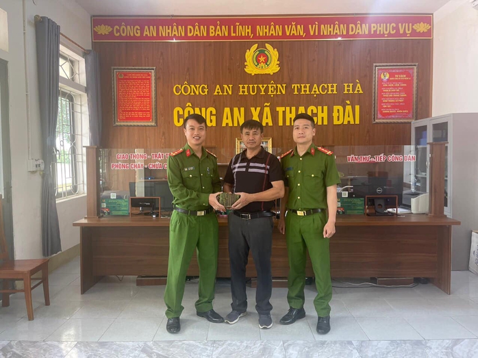 Nhiều người dân bất ngờ nhặt được tiền rơi từ trên nóc ô tô đang di chuyển - Ảnh 1. Nhiều người dân bất ngờ nhặt được tiền rơi từ trên nóc ô tô đang di chuyển - Ảnh 1.