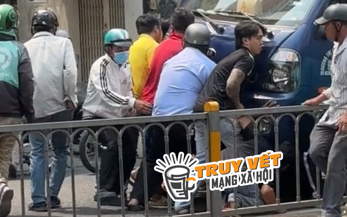 Clip: Cùng nhau nâng xe tải cứu người bị kẹt chân ở TP HCM- Ảnh 1. Clip: Cùng nhau nâng xe tải cứu người bị kẹt chân ở TP HCM- Ảnh 1.