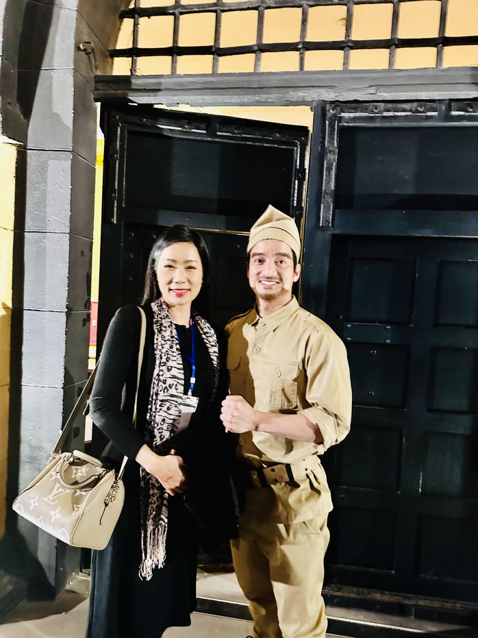 Đoàn nghệ sĩ 3 miền xúc động khi xem “Đêm thiêng liêng”- Ảnh 7. Đoàn nghệ sĩ 3 miền xúc động khi xem “Đêm thiêng liêng”- Ảnh 7.