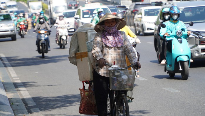 TP HCM nắng nóng quay cuồng, khi nào có mưa?- Ảnh 9. TP HCM nắng nóng quay cuồng, khi nào có mưa?- Ảnh 9.