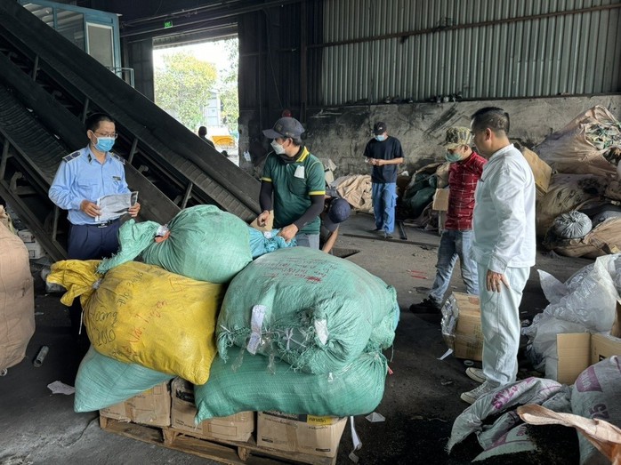 Nhiều vụ vi phạm hàng giả tại TP HCM- Ảnh 1. Nhiều vụ vi phạm hàng giả tại TP HCM- Ảnh 1.