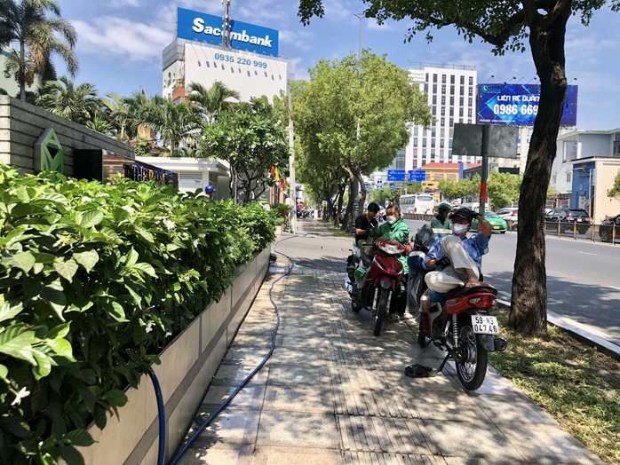 TP HCM nắng nóng quay cuồng, khi nào có mưa?- Ảnh 5. TP HCM nắng nóng quay cuồng, khi nào có mưa?- Ảnh 5.