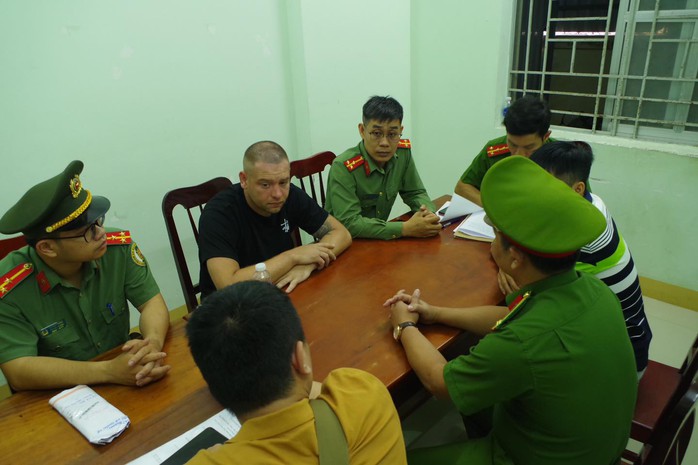 Bắt đối tượng truy nã của Interpol lẩn trốn tại Ninh Thuận- Ảnh 1. Bắt đối tượng truy nã của Interpol lẩn trốn tại Ninh Thuận- Ảnh 1.