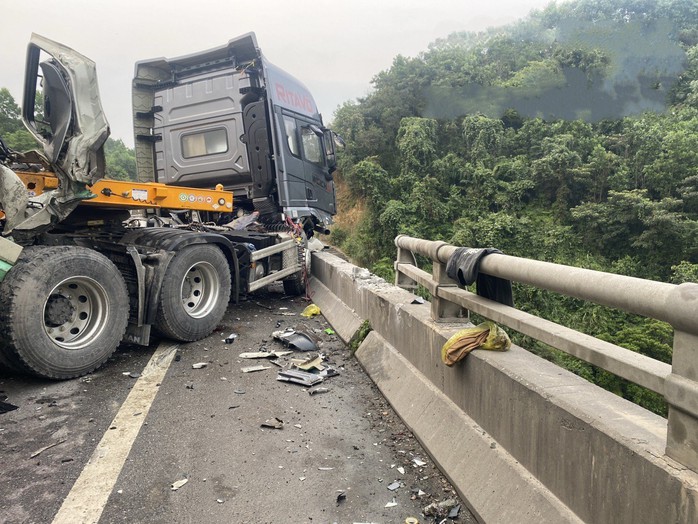 Hai ô tô tông nhau trên đường cao tốc Cam Lộ - La Sơn- Ảnh 2. Hai ô tô tông nhau trên đường cao tốc Cam Lộ - La Sơn- Ảnh 2.