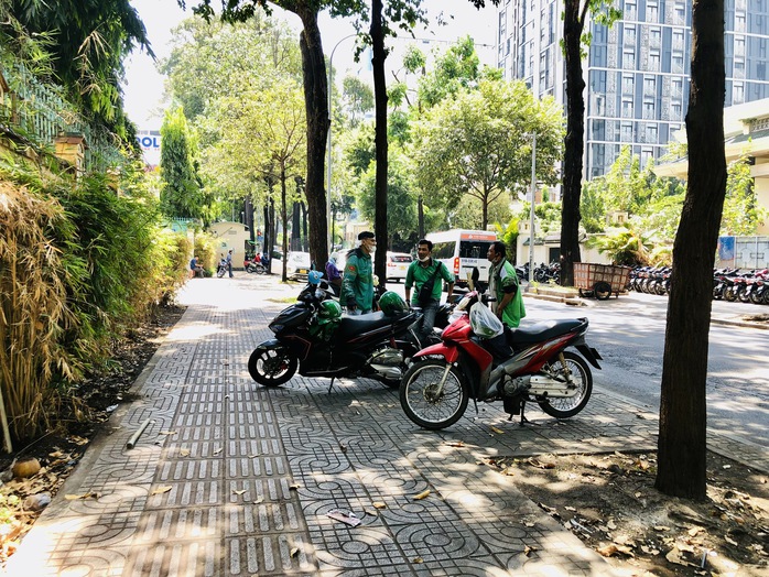 TP HCM nắng nóng quay cuồng, khi nào có mưa?- Ảnh 3. TP HCM nắng nóng quay cuồng, khi nào có mưa?- Ảnh 3.