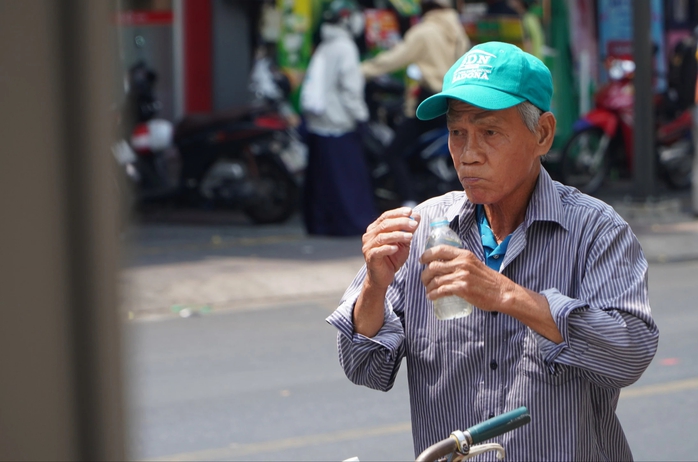 TP HCM nắng nóng quay cuồng, khi nào có mưa?- Ảnh 7. TP HCM nắng nóng quay cuồng, khi nào có mưa?- Ảnh 7.