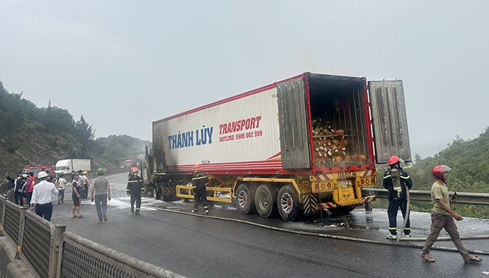 Quảng Bình: Xe container bốc cháy dữ dội khi qua đèo Lý Hòa- Ảnh 2. Quảng Bình: Xe container bốc cháy dữ dội khi qua đèo Lý Hòa- Ảnh 2.