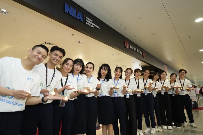 Tắt đèn, chỉ còn ánh sáng phía trong quầy hàng và những ánh nến điện lung linh Tắt đèn, chỉ còn ánh sáng phía trong quầy hàng và những ánh nến điện lung linh