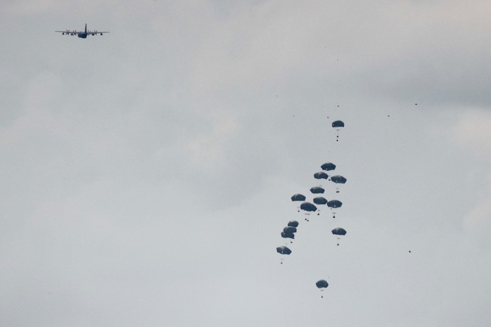 Hàng cứu trợ được thả xuống Dải Gaza hôm 24-3 Ảnh: REUTERS Hàng cứu trợ được thả xuống Dải Gaza hôm 24-3 Ảnh: REUTERS