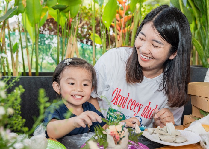 Mẹ và bé cùng tham gia hoạt động tại trường mầm non Victoria Swanbay Mẹ và bé cùng tham gia hoạt động tại trường mầm non Victoria Swanbay