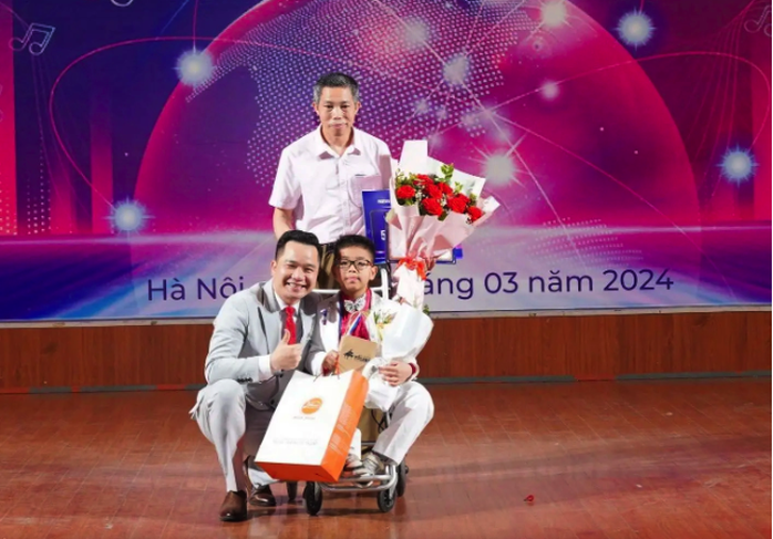 Thí sinh bị liệt 2 chân giành giải piano toàn quốc- Ảnh 1. Thí sinh bị liệt 2 chân giành giải piano toàn quốc- Ảnh 1.