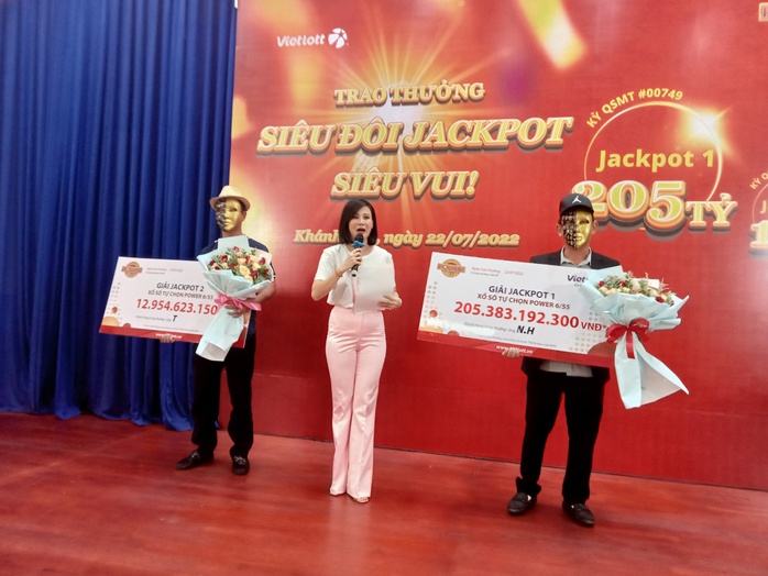Vé số Vietlott lên cơn sốt khi giải Jackpot 1 sắp chạm ngưỡng 300 tỉ đồng- Ảnh 1. Vé số Vietlott lên cơn sốt khi giải Jackpot 1 sắp chạm ngưỡng 300 tỉ đồng- Ảnh 1.