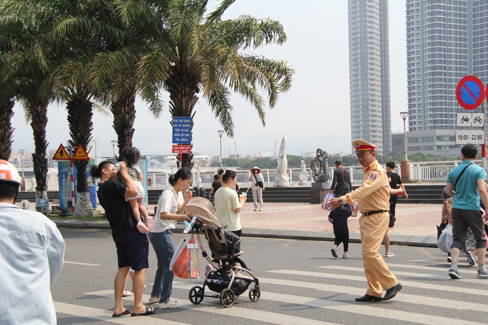 Đà Nẵng: Đường Bạch Đằng được chọn làm kiểu mẫu an toàn giao thông- Ảnh 2. Đà Nẵng: Đường Bạch Đằng được chọn làm kiểu mẫu an toàn giao thông- Ảnh 2.