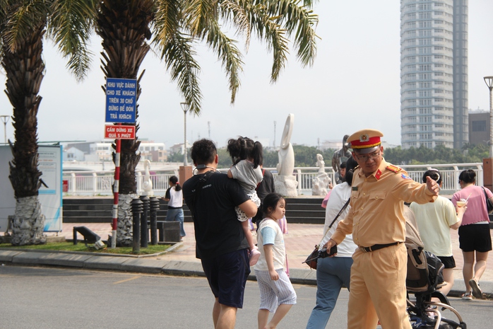 CSGT Đà Nẵng đánh giá thành tích dựa trên mức độ chấp hành của người dân- Ảnh 2. CSGT Đà Nẵng đánh giá thành tích dựa trên mức độ chấp hành của người dân- Ảnh 2.