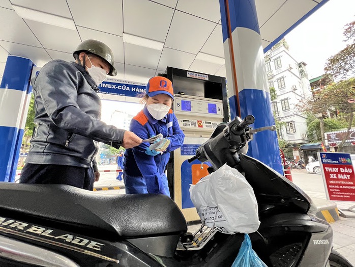 Đề xuất giảm 2% thuế VAT với máy giặt, lò vi sóng, xăng dầu- Ảnh 1. Đề xuất giảm 2% thuế VAT với máy giặt, lò vi sóng, xăng dầu- Ảnh 1.