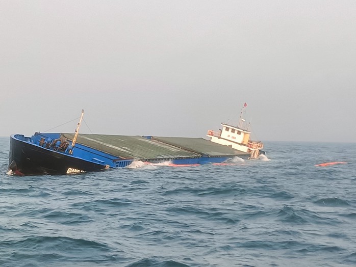 Sóng lớn, chưa hút được 7.000 lít dầu trên chiếc tàu chìm ở biển Quảng Nam- Ảnh 3. Sóng lớn, chưa hút được 7.000 lít dầu trên chiếc tàu chìm ở biển Quảng Nam- Ảnh 3.