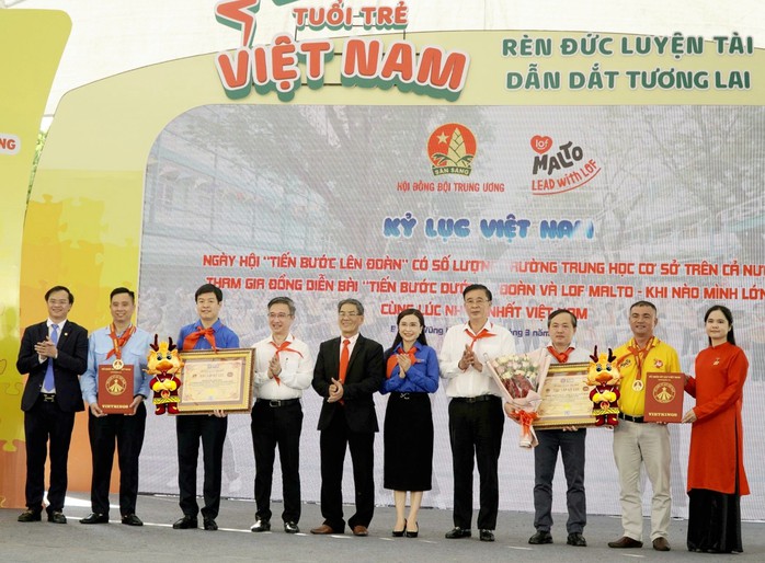 Học sinh hơn 10.000 trường THCS đồng diễn, xác lập kỷ lục quốc gia- Ảnh 2. Học sinh hơn 10.000 trường THCS đồng diễn, xác lập kỷ lục quốc gia- Ảnh 2.