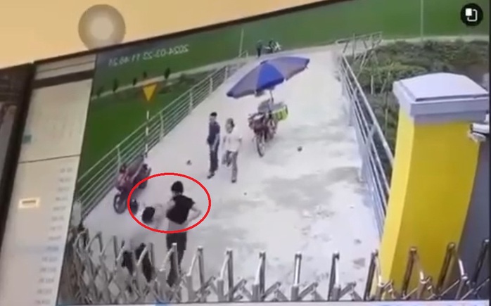 Nam thanh niên bị đâm gục trong vụ hỗn chiến trước cổng công ty giày- Ảnh 1. Nam thanh niên bị đâm gục trong vụ hỗn chiến trước cổng công ty giày- Ảnh 1.