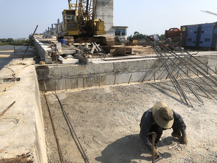 Dù liên tục trễ hẹn nhưng dự án đập dâng hạ lưu sông Trà Khúc vẫn thi công cầm chừng với rất ít công nhân và hiện tiếp tục gặp nhiều khó khăn về nguồn vốn Dù liên tục trễ hẹn nhưng dự án đập dâng hạ lưu sông Trà Khúc vẫn thi công cầm chừng với rất ít công nhân và hiện tiếp tục gặp nhiều khó khăn về nguồn vốn