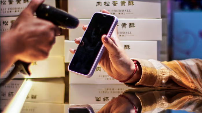 Dịch vụ thanh toán bằng mã QR mới ở Đông Nam Á cho phép khách du lịch quốc tế mua hàng bằng phương thức thanh toán của riêng họ . Ảnh: REUTERS