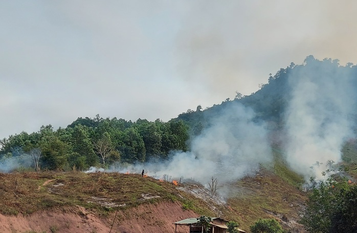 Lên đồi đốt thực bì, người đàn ông tử vong nghi bị ngạt khí- Ảnh 1. Lên đồi đốt thực bì, người đàn ông tử vong nghi bị ngạt khí- Ảnh 1.
