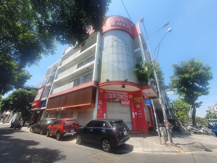 Một trong số hàng loạt trung tâm ngoại ngữ Apax Leaders tại TP HCM đóng cửa. (Ảnh chụp chiều 26-3) Ảnh: ĐẶNG TRINH Một trong số hàng loạt trung tâm ngoại ngữ Apax Leaders tại TP HCM đóng cửa. (Ảnh chụp chiều 26-3) Ảnh: ĐẶNG TRINH