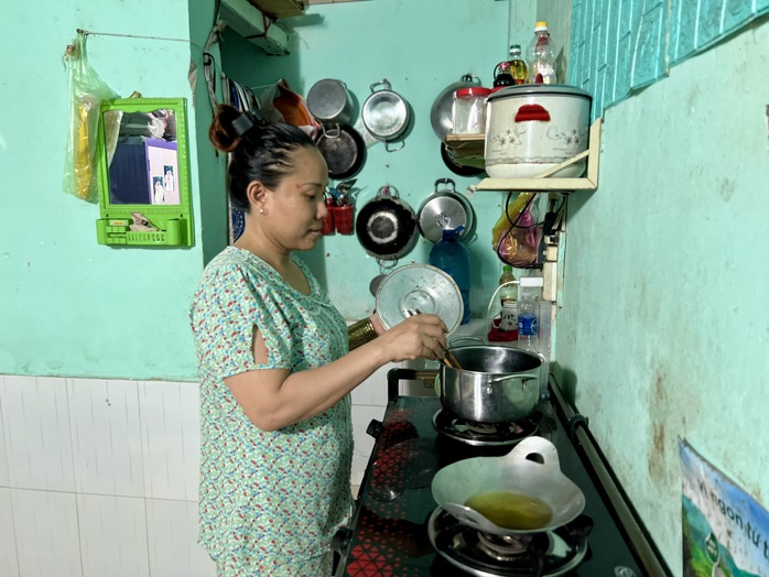 Lương chưa tăng, công nhân đã lo vật giá leo thang- Ảnh 4. Lương chưa tăng, công nhân đã lo vật giá leo thang- Ảnh 4.