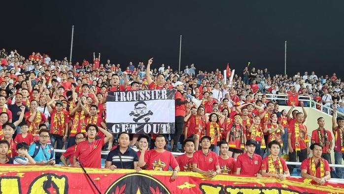 Ngay sau trận Việt Nam - Indonesia 0-3: Chấm dứt hợp đồng với HLV Troussier- Ảnh 1. Ngay sau trận Việt Nam - Indonesia 0-3: Chấm dứt hợp đồng với HLV Troussier- Ảnh 1.