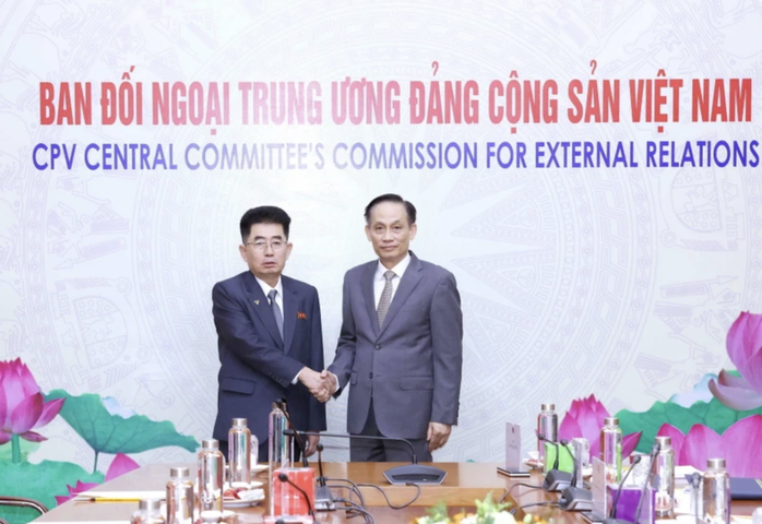 Hội đàm giữa Đoàn đại biểu Đảng ta và Đoàn đại biểu Đảng Lao động Triều Tiên- Ảnh 1. Hội đàm giữa Đoàn đại biểu Đảng ta và Đoàn đại biểu Đảng Lao động Triều Tiên- Ảnh 1.