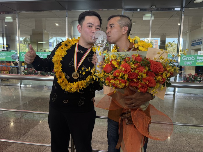 Ngày về của hai nhà vô địch thế giới Trần Quyết Chiến và Bao Phương Vinh- Ảnh 6. Ngày về của hai nhà vô địch thế giới Trần Quyết Chiến và Bao Phương Vinh- Ảnh 6.