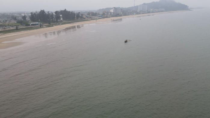 Ngư dân tiếp tục ra khơi đánh bắt hải sản, sau sự việc nước biển chuyển sang màu đỏ- Ảnh 1.