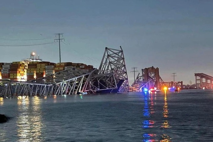 Cầu Francis Scott Key ở Baltimore đã sập vào sáng sớm 26-3 sau khi bị một con tàu lớn đâm vào. Ảnh: Reuters Cầu Francis Scott Key ở Baltimore đã sập vào sáng sớm 26-3 sau khi bị một con tàu lớn đâm vào. Ảnh: Reuters
