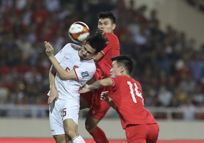 HLV Troussier: Giờ chưa phải lúc để bàn về tương lai của tôi!- Ảnh 1. HLV Troussier: Giờ chưa phải lúc để bàn về tương lai của tôi!- Ảnh 1.