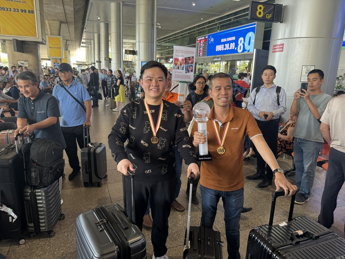 Ngày về của hai nhà vô địch thế giới Trần Quyết Chiến và Bao Phương Vinh- Ảnh 1. Ngày về của hai nhà vô địch thế giới Trần Quyết Chiến và Bao Phương Vinh- Ảnh 1.