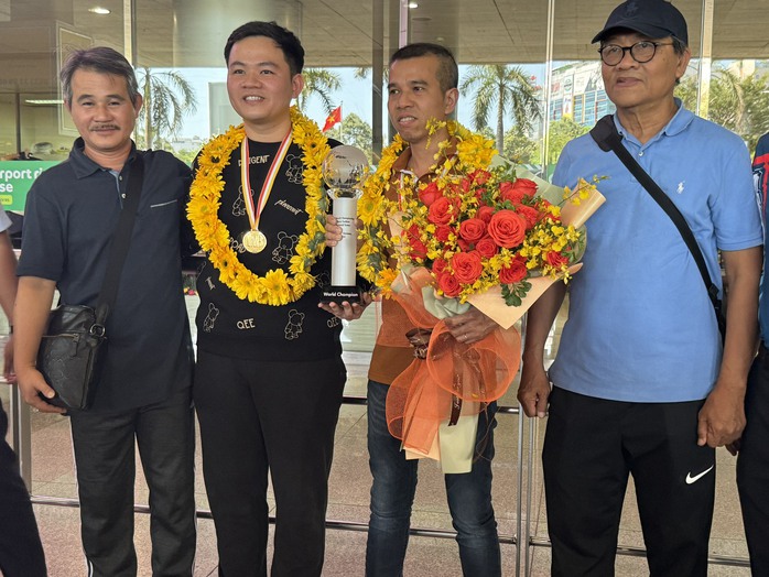 Ngày về của hai nhà vô địch thế giới Trần Quyết Chiến và Bao Phương Vinh- Ảnh 7. Ngày về của hai nhà vô địch thế giới Trần Quyết Chiến và Bao Phương Vinh- Ảnh 7.