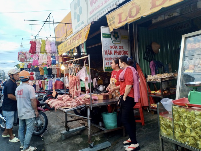 Lương chưa tăng, công nhân đã lo vật giá leo thang- Ảnh 1. Lương chưa tăng, công nhân đã lo vật giá leo thang- Ảnh 1.